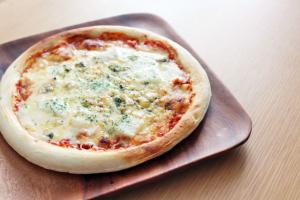 木のお皿に乗ったピザ