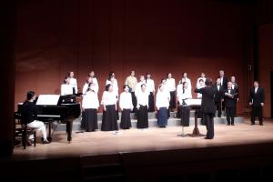 舞台で合唱する人々