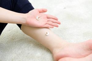 手のひらとふくらはぎにお灸を置く