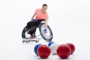 車いすに座りボッチャをする1人の人