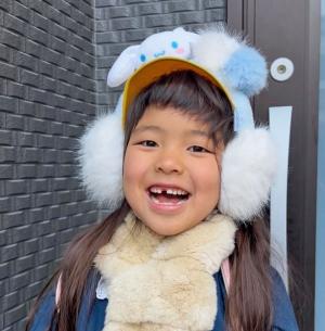 笑顔の口元から抜けた前歯が見える女の子