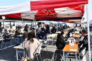 人で賑わう会場