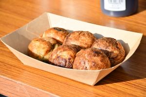 一見タコ焼きに見える牡蠣焼き