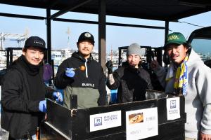 牡蠣焼きを焼くスタッフの皆さん