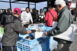 牡蠣を買う男性