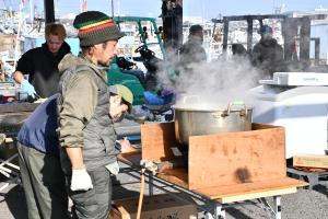 鍋を見る男性スタッフ