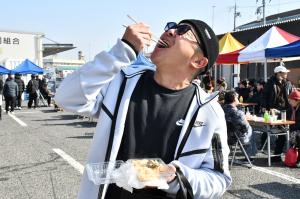 牡蠣めしを食べる男性