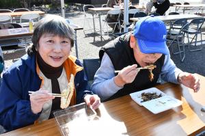 天ぷらを美味しそうに食べる夫婦