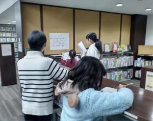 クイズに参加している人たちの様子