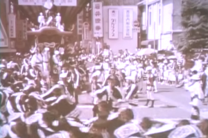 岸和田駅前通商店街前を曳行するだんじり