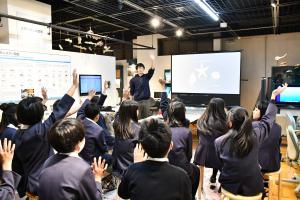 自然資料館で結果を聞く児童たち