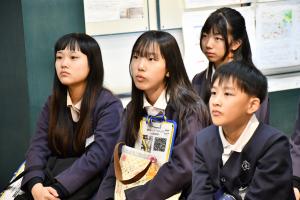 熱心に話を聴く児童たち