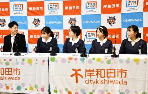 市長と修斉小学校6年生の女子児童たち