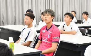 熱心に講義を聴く田中選手と生徒たち