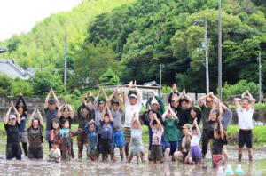田んぼでの集合写真