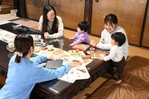 ママと赤ちゃんがおしゃべりを楽しんでいる様子