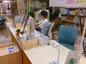 本館で職場体験をしている生徒の写真