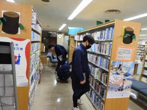 職場体験中の中学生の様子