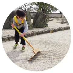 子どもが青海波を描いている様子