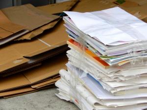 ダンボールや雑誌の写真