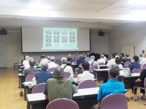 モニターを見ながら講習をうけている写真