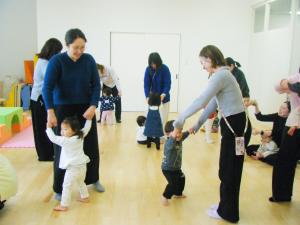 親子で遊んでいる写真