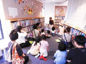 紙芝居をみんなでみている様子