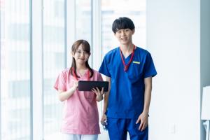 男女の看護師の写真