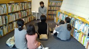 クララさんのおはなし会の様子