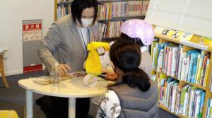 種明かしをして、子どもたちがマジックに挑戦している様子