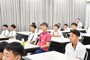 講義を聴く田中選手とサッカー部員