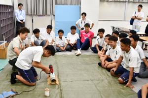 竹あかり制作の様子