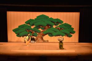 舞台に立つ2人の俳優