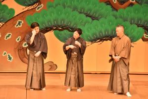 演目後の袴姿の俳優3人