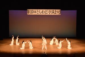 白色の衣装を着たダンス