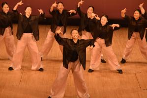 センターに立つ1人とバックでパフォーマンスするダンス部員たち