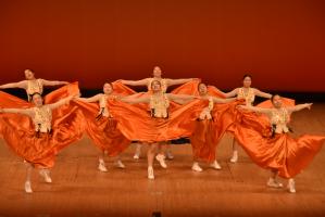 オレンジ色のスカートを大きく広げたダンス表現