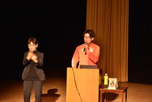 演台前で話す樋口選手