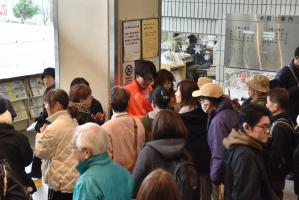 たくさんの方に囲われる樋口選手