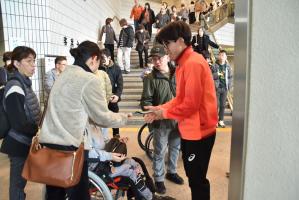 メダルを見せる樋口選手