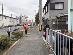 水路と道路を清掃している様子