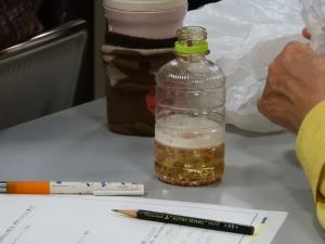 ペットボトルの中で液体資材が化学反応を起こしている様子