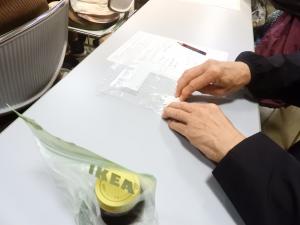 卵の殻を細かく砕いている様子