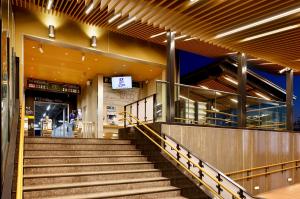 西側改札夜屋根下からの写真