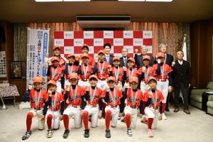 選手15名と市長との集合写真