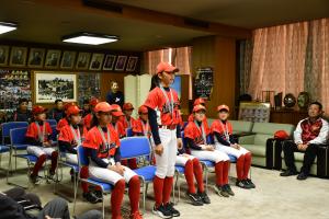 起立し、抱負を述べる選手