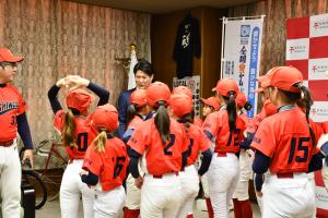 市長の周りに立つ選手たち