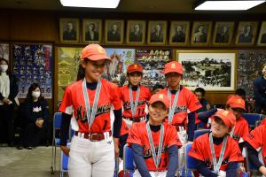 起立する3名の選手