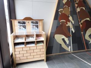 だんじりの壁画横に設置された広報棚