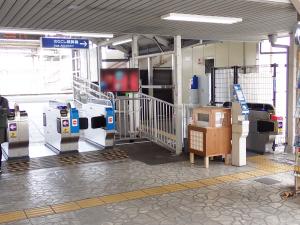 改札横に設置された広報棚